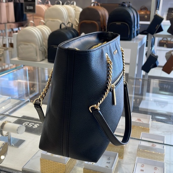 MICHAEL KORS
Jet Set Medium Front Zip Pebbled Leather Chain Tote Bag
Black - Picture 14 of 16